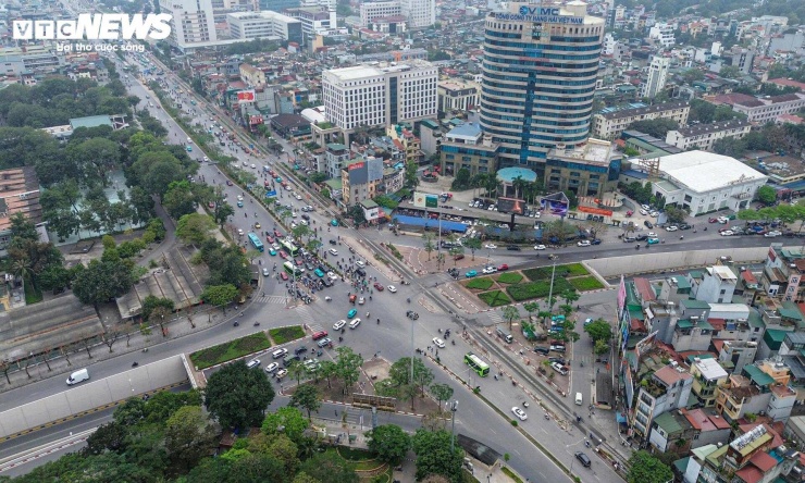 Theo phương án đề xuất, cầu vượt thứ nhất dự kiến đặt tại nút giao Kim Liên - nơi giao cắt giữa Quốc lộ 1A với tuyến Vành đai 1. Đây cũng là điểm đầu của dự án mở rộng QL1A lên quy mô 90m trong giai đoạn 1, đoạn Kim Liên - Cầu Giẽ.