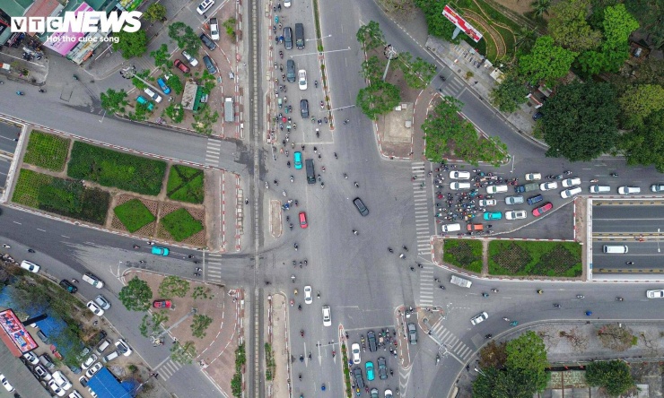 Hiện tại, nút giao Kim Liên đang tổ chức giao thông hai tầng gồm mặt đường và hầm chui theo hướng Đại Cồ Việt - Xã Đàn.