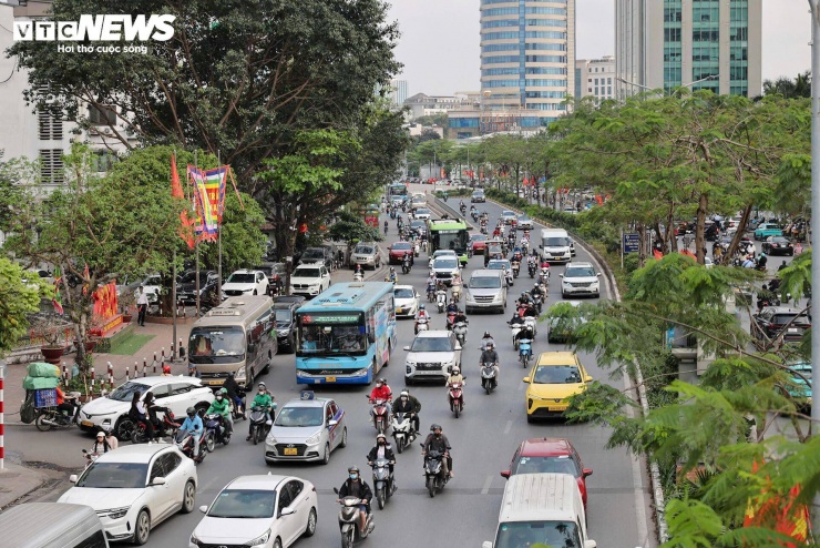 Dù đã có hạ tầng khác mức, lưu lượng phương tiện qua đây vẫn lớn. Nhiều thời điểm, dòng xe đi thẳng vẫn phải dừng chờ đèn tín hiệu, gây ùn ứ kéo dài.