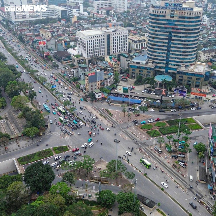 Theo thiết kế mới, cầu vượt sẽ được bố trí theo hướng trục Lê Duẩn - Giải Phóng, giúp tách riêng dòng xe đi thẳng khỏi các hướng rẽ. Khi hoàn thành, nút Kim Liên sẽ hình thành hệ thống giao thông ba tầng, góp phần giảm xung đột và tăng khả năng thông hành.