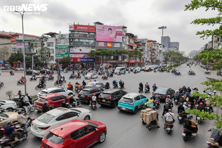 “Giờ nào đi qua đây cũng đông, có hôm đứng chờ vài nhịp đèn mới qua được. Nếu có thêm cầu vượt để xe đi thẳng không phải dừng thì sẽ đỡ ùn tắc hơn nhiều”, anh Trần Văn Hùng (ở phường Hoàng Mai) cho biết.