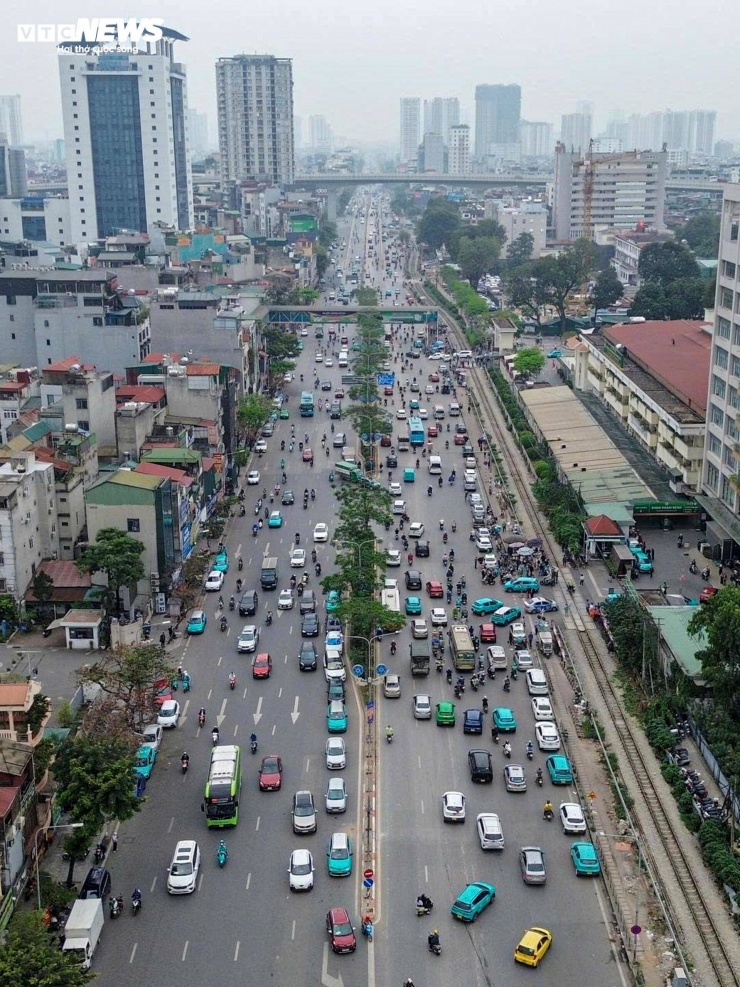 Không chỉ là trục giao thông chính, khu vực này còn tập trung nhiều bệnh viện tuyến trung ương như Bệnh viện Bạch Mai, Bệnh viện Bệnh Nhiệt đới Trung ương và Bệnh viện Tai Mũi Họng Trung ương. Do đó, việc tổ chức lại giao thông được kỳ vọng sẽ giúp rút ngắn thời gian di chuyển, đặc biệt đối với các trường hợp cấp cứu.