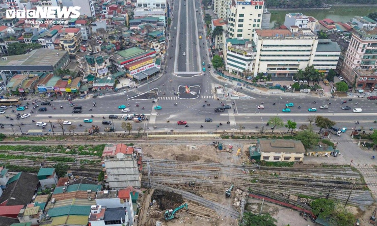 Nút giao này không chỉ có lưu lượng phương tiện lớn mà còn chịu ảnh hưởng từ tuyến đường sắt Bắc - Nam và hoạt động của bến xe Giáp Bát nằm gần đó.