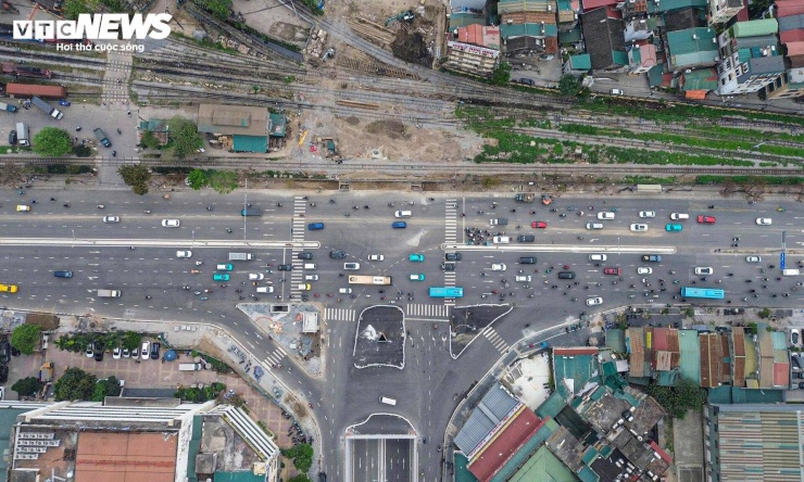 Việc bổ sung các cầu vượt tại hai nút giao Kim Liên và Kim Đồng không chỉ góp phần giải quyết ùn tắc cục bộ mà còn từng bước hoàn thiện hạ tầng trục Quốc lộ 1A đoạn qua nội đô. Khi các hạng mục được triển khai đồng bộ, năng lực thông hành trên trục giao thông cửa ngõ phía Nam Hà Nội sẽ được cải thiện.