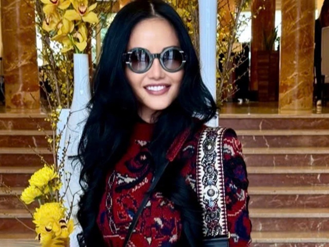 Hồng Nhung được khen gu mặc 'không đụng hàng' trên phố châu Âu