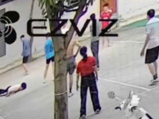 VIDEO: Đang đánh bóng chuyền, người đàn ông gục xuống sân nằm bất động