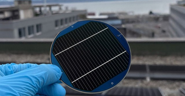 Bí mật phía sau tấm pin mặt trời “ba lớp” phá kỷ lục