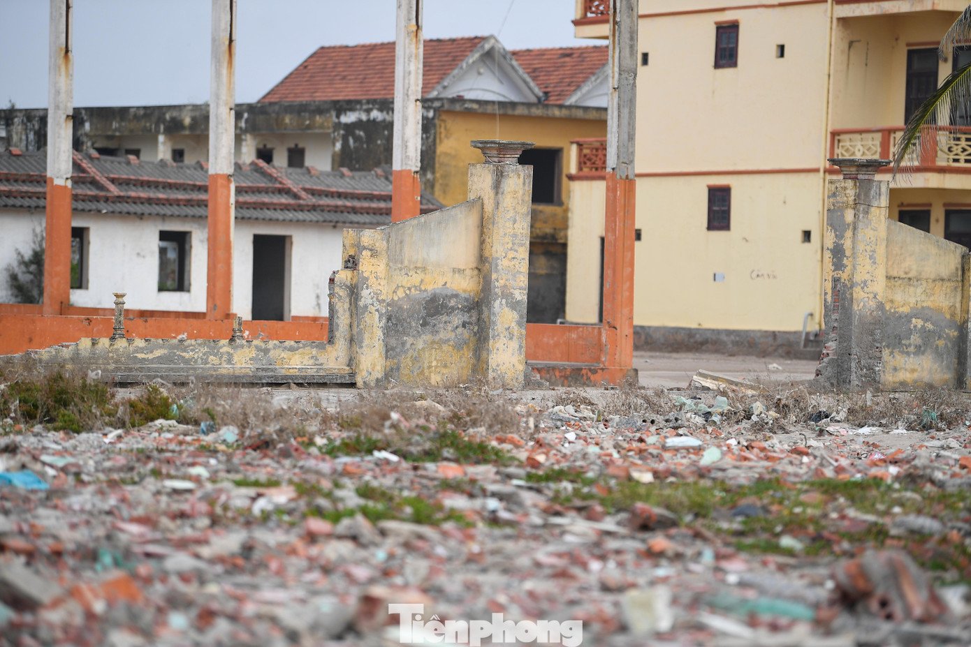 Theo người dân địa phương, hoạt động kinh doanh bắt đầu chững lại từ sau khi triển khai giải phóng mặt bằng phục vụ quy hoạch. Cùng với đó, ảnh hưởng của mưa bão trong năm 2025 khiến hạ tầng xuống cấp, việc phục hồi gặp nhiều khó khăn.