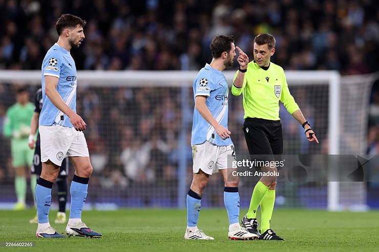 Chiếc thẻ đỏ của Bernardo Silva đã đóng sập hy vọng của Man City
