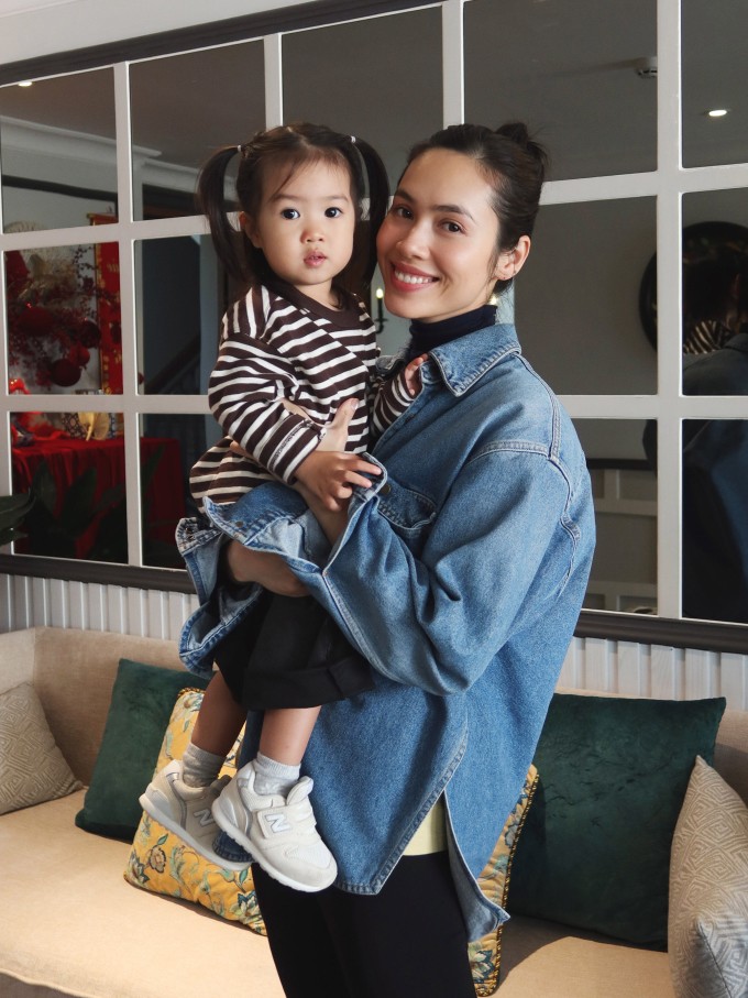 Vũ Hoàng My và con gái Ayla.