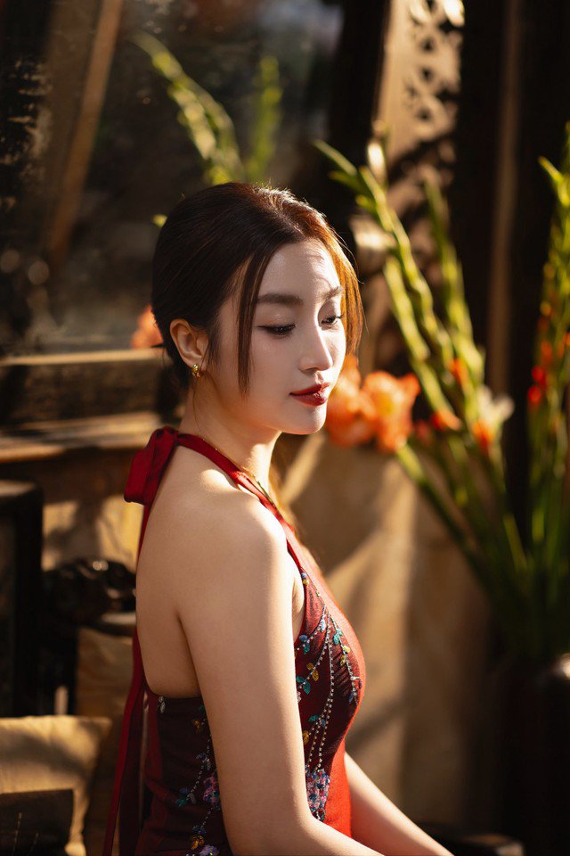 Hoa hậu Đỗ Mỹ Linh sau 10 năm thi Miss World đã kết hôn và hạnh phúc với cuộc sống làm vợ, làm mẹ. Người đẹp giờ đây bớt đi vẻ ngoài non nớt ngây thơ mà hiện tại có vẻ đẹp đằm thắm, dịu dàng.