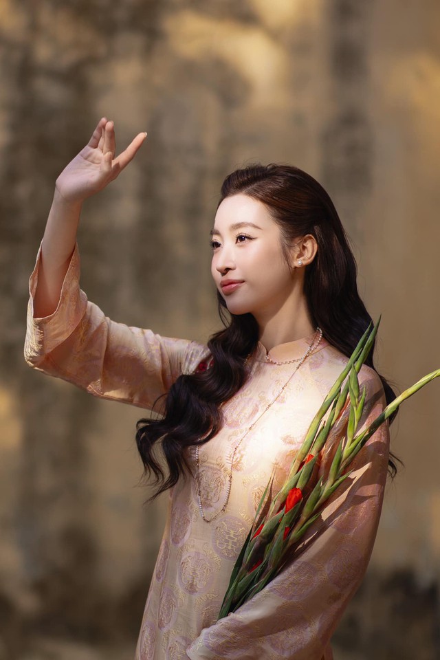 Khác với nhiều hoa hậu theo đuổi phong cách trang điểm đậm, Đỗ Mỹ Linh thường chọn layout nhẹ nhàng: Lớp nền mỏng, trong suốt, màu son tươi tắn, nhấn nhẹ vào đôi mắt. Phong cách này không chỉ giúp cô trông trẻ trung hơn mà còn phù hợp với hình ảnh thanh lịch mà cô theo đuổi.