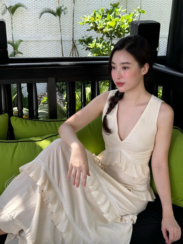 Bên cạnh đó, Hoa hậu Đỗ Mỹ Linh còn tập luyện nhẹ nhàng, đều đặn. Không cần tập luyện quá nặng, Đỗ Mỹ Linh duy trì vóc dáng bằng: Yoga, gym nhẹ, đi bộ. Việc vận động thường xuyên giúp cơ thể săn chắc, tinh thần thoải mái và làn da cũng trở nên rạng rỡ hơn.