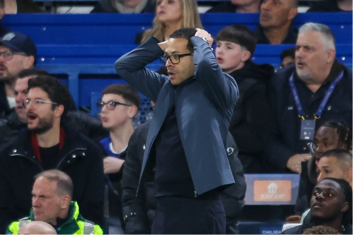 Các cổ động viên ở lại đã la ó phản đối những sự thay người của HLV Liam Rosenior.