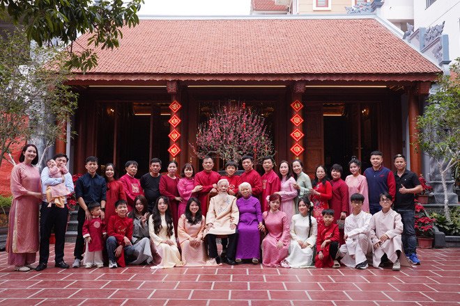 Đại gia đình cụ Cứ sum vầy trước căn nhà tổ vào dịp tết Nguyên đán 2026