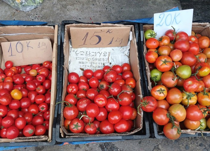 Cà chua được bán với giá chỉ bằng 1/3 so với trước Tết tại chợ Xóm Mới, phường An Hội Đông ngày 17/3. Ảnh: Thi Hà