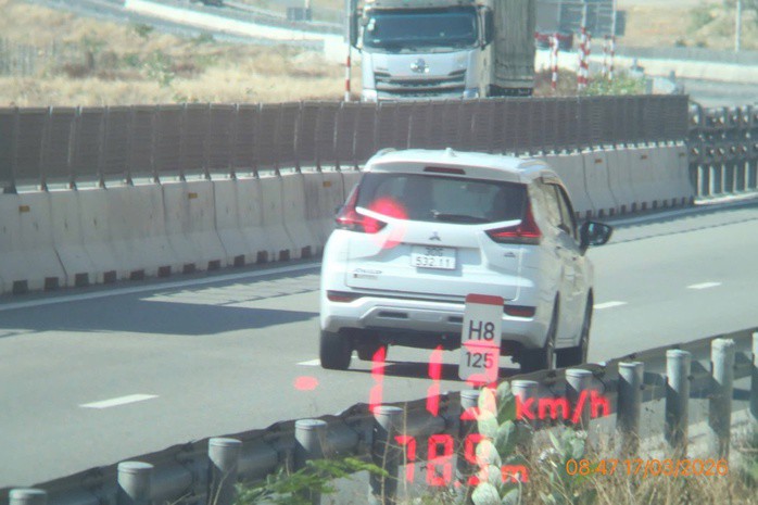 Ô tô vi phạm tốc độ trên cao tốc TPHCM - Vân Phong.