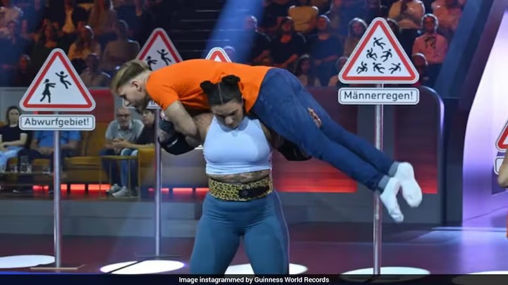 Các động tác được nữ lực sỹ thực hiện dứt khoát, chính xác và liên tục.