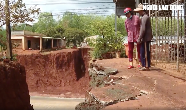 Ngày 15-1-2026, 8 hộ dân kiến nghị việc hạ cốt nền khiến nhà dân cheo leo bên vực