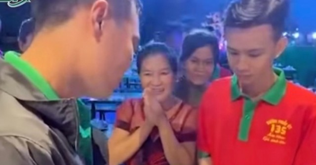 Vụ nam nhân viên trúng số 18 tỉ tiếp tục gây sốt với hành động bất ngờ từ đồng nghiệp