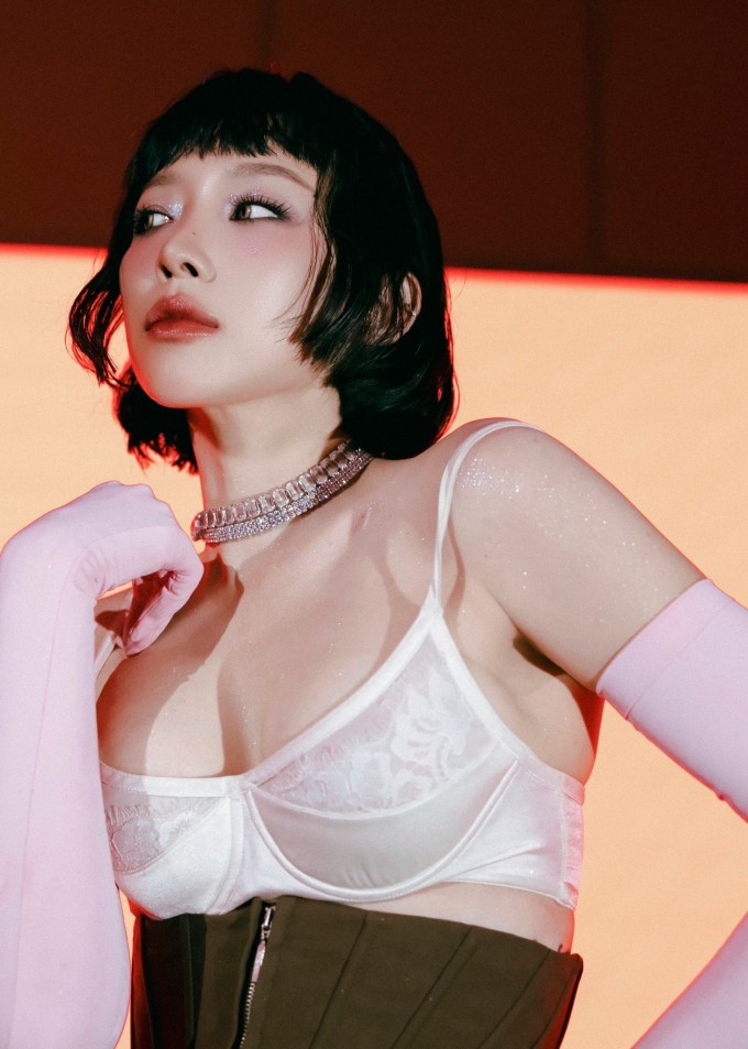 Tóc Tiên phối nội y ren với corset khi tham dự một lễ trao giải tại TP HCM hồi đầu tháng 1, sau tuyên bố ly hôn Hoàng Touliver.