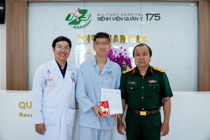 Bác sĩ chúc mừng bệnh nhân điều trị khỏi bệnh và xuất viện