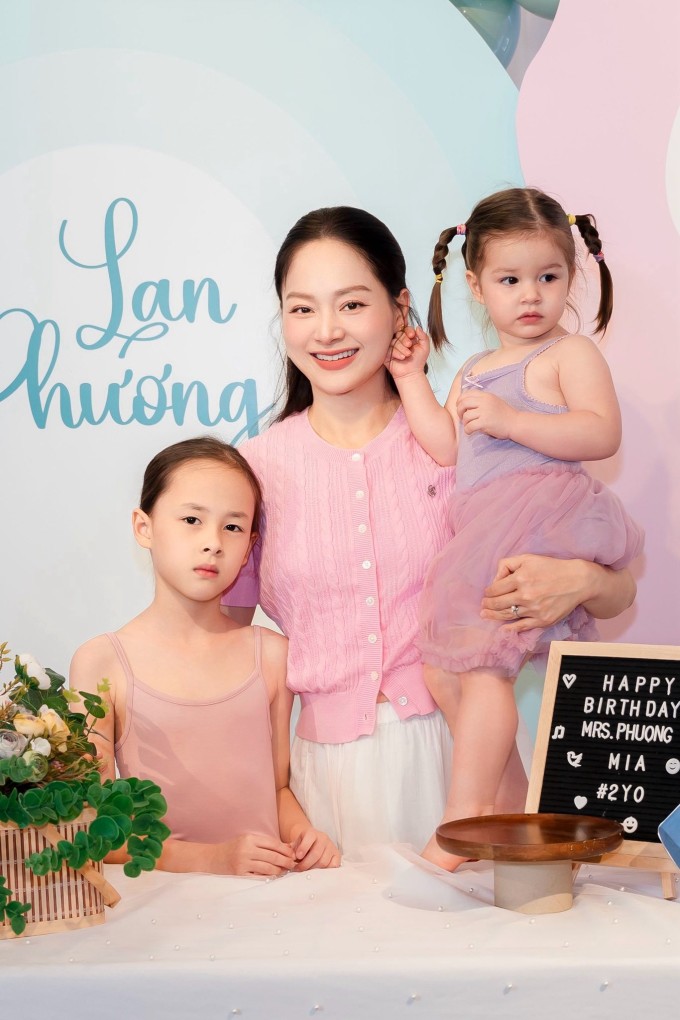 Lan Phương bên hai con gái Lina và Mia trong tiệc sinh nhật tại quán kid cafe do cô làm chủ.