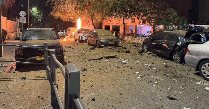 Một con đường ở miền Trung Israel bị trúng bom chùm rạng sáng 18-3 - Ảnh: TIME OF ISRAEL