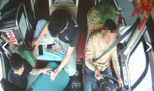 Lái xe và phụ xe đánh bài khi xe khách đang chạy trên cao tốc, lực lượng CSGT sau đó đã lập tức xác minh và xử lý.