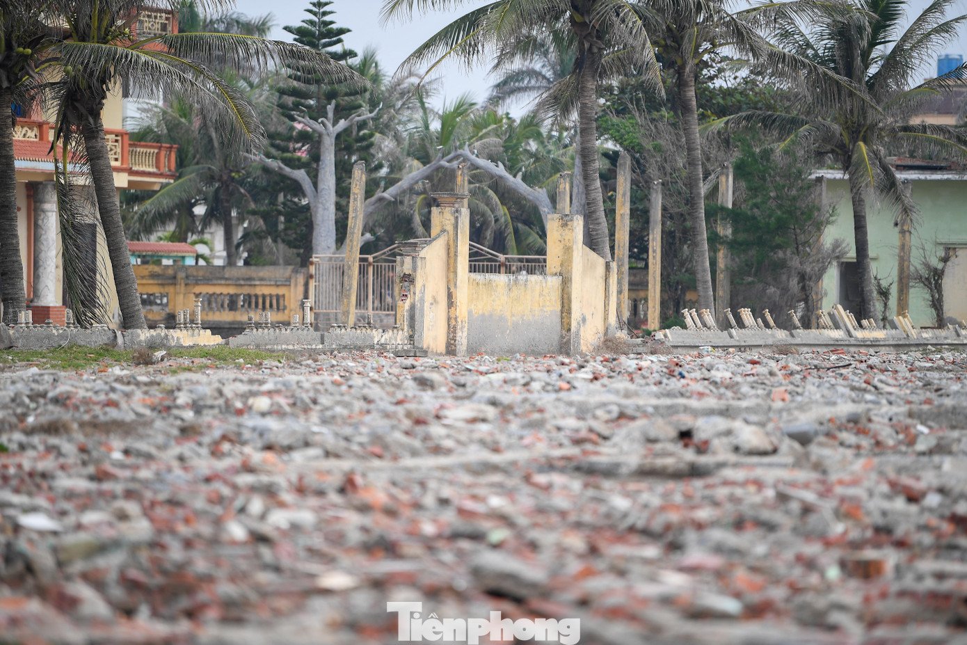 Theo người dân địa phương, hoạt động kinh doanh bắt đầu chững lại từ sau khi triển khai giải phóng mặt bằng phục vụ quy hoạch. Cùng với đó, ảnh hưởng của mưa bão trong năm 2025 khiến hạ tầng xuống cấp, việc phục hồi gặp nhiều khó khăn.