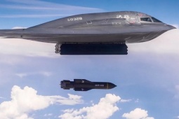 Mỹ dùng bom xuyên phá nặng hơn 2 tấn đánh vào cơ sở tên lửa ngầm Iran