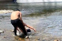 Đang livestream thì phát hiện, kịp thời cứu sống nam sinh đuối nước