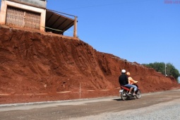 Toàn cảnh vụ nhà dân cheo leo bên mép vực gây bức xúc ở Đồng Nai