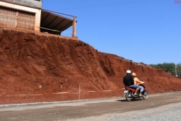 Toàn cảnh vụ nhà dân cheo leo bên mép vực gây bức xúc ở Đồng Nai