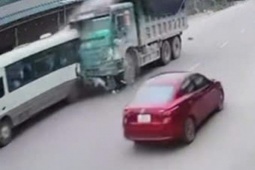 VIDEO: Xe ben tông xe 29 chỗ đưa đón học sinh, đẩy đi hàng chục mét