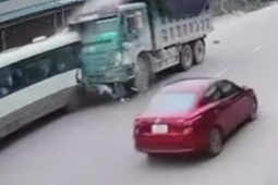 VIDEO: Xe ben tông xe 29 chỗ đưa đón học sinh, đẩy đi hàng chục mét