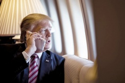 Điều gì khiến iPhone của ông Donald Trump “nổ máy” liên tục