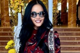 Hồng Nhung được khen gu mặc 'không đụng hàng' trên phố châu Âu