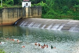 Đang livestream thì phát hiện, kịp thời cứu sống nam sinh đuối nước