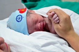 Từ 1/7, mẹ sinh con thứ 2 có thể nghỉ 7 tháng, cha thêm ngày chăm con