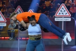 Cô gái siêu khỏe nâng ném 10 người đàn ông trong 37 giây, lập kỷ lục Guinness