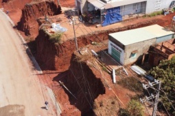 Toàn cảnh vụ nhà dân cheo leo bên mép vực gây bức xúc ở Đồng Nai