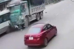 VIDEO: Xe ben tông xe 29 chỗ đưa đón học sinh, đẩy đi hàng chục mét