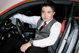 Khi con bị điều tra, bố mẹ của Mr Pips liền rút tiền mua vàng, USD cho vào vali mang đi gửi