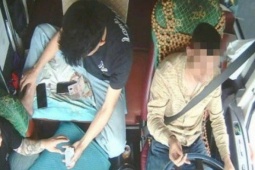 'Đánh cược' tính mạng hành khách, lái xe và phụ xe đánh bài khi xe chạy trên cao tốc