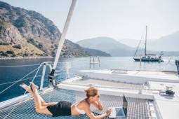 Công việc không cần bằng cấp giúp cô gái du lịch miễn phí, 24 tuổi đã mua nhà