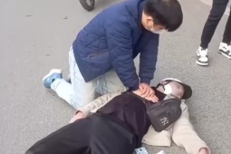 Xem clip bác sĩ ép tim cứu người giữa đường, cộng đồng mạng: "Lương y như từ mẫu"