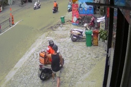 Nữ shipper ở TP HCM bị khách đánh tới tấp