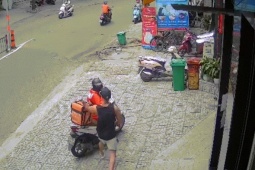 Nữ shipper ở TP HCM bị khách đánh tới tấp