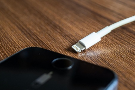 Chiếc iPhone cổng Lightning đầu tiên vào danh sách sản phẩm "lỗi thời" của Apple